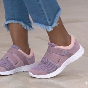 NWT Split Size Athletic Shoes Sz 8.5 (L) / 9W (R)